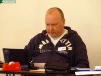 Michael Aumüller notiert die Punktestände. Während die Scrabbler spielen, liest er gern ein gutes Buch.