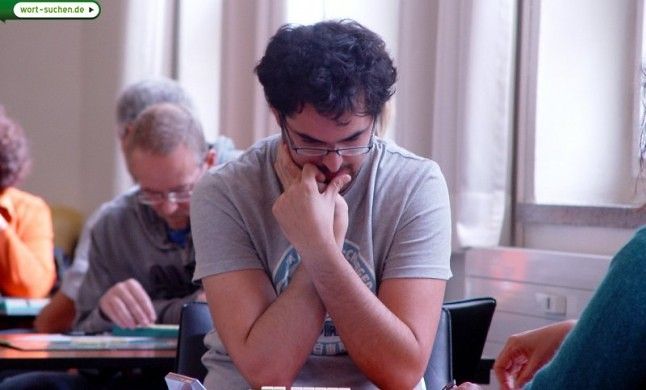 Mit verschränkten Armen grübelt Ben Berger über dem nächsten Wort.