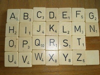 Piraten-Scrabble könnt ihr mit allen herkömmlichen Scrabble-Steinen spielen.