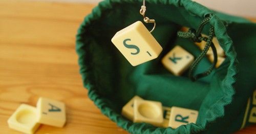 Scrabble-Fishing mit Angelhaken.