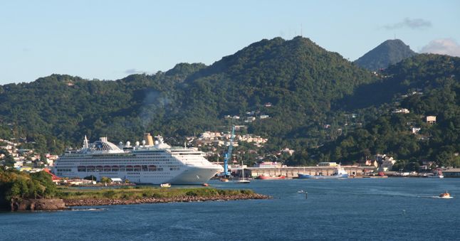 Kreuzfahrtschiff im Hafen der Hauptstadt Castries