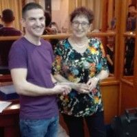 Diesmal konnte er mitspielen und gewann: Evan Cohen mit Organisatorin Maureen Hoch.